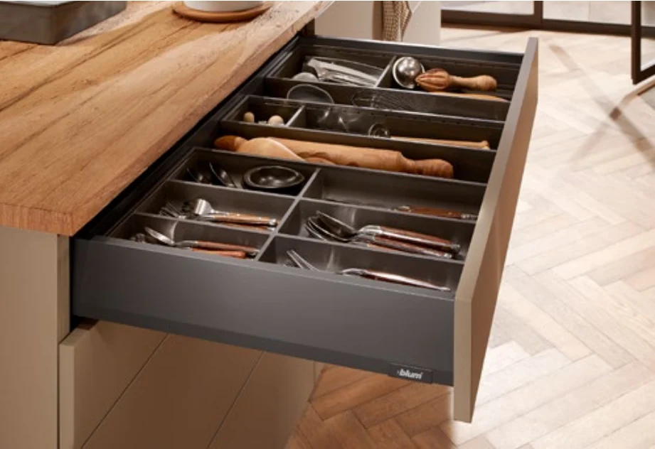 Inspiration Blum — Aménagement intérieur AMBIA-LINE dans un tiroir MERIVOBOX, avec couverts et ustensiles séparés.