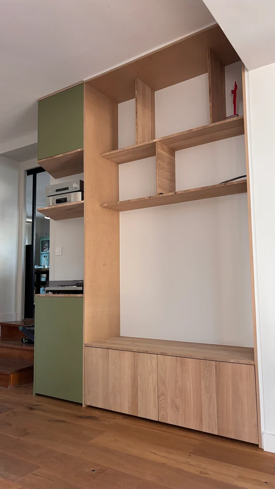 Vue d’ensemble de la banquette et de la bibliothèque